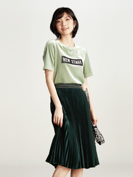UMISKY优美世界女装品牌2020秋季字母绿色T恤