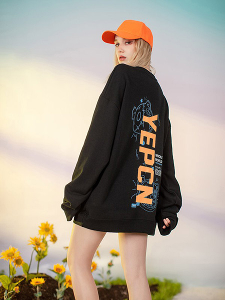 YEP女装品牌2020秋季字母黑色中长款卫衣