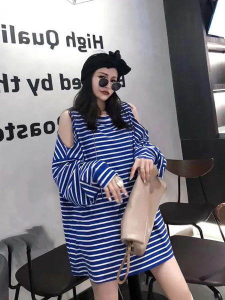 迷境女装品牌2020秋季露肩蓝色横纹宽松连衣裙