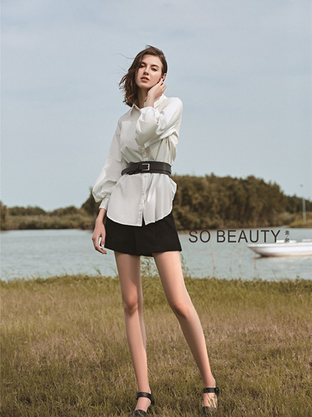 素帛SOBEAUTY女装品牌2020秋季白色皮带收腰连衣裙衬衫