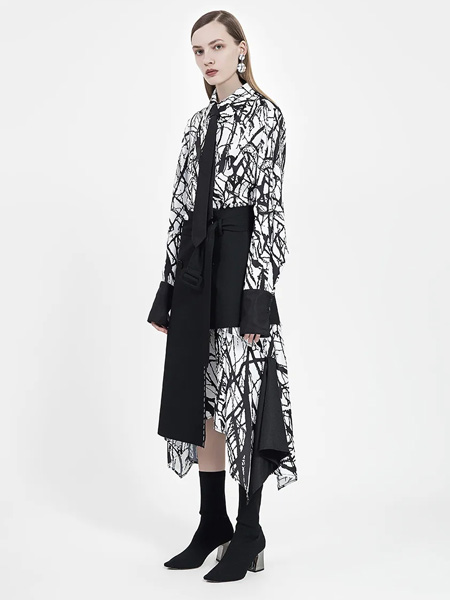 欧E[OEEO]女装品牌2020秋季领带翻领白色黑色艺术线条连衣裙