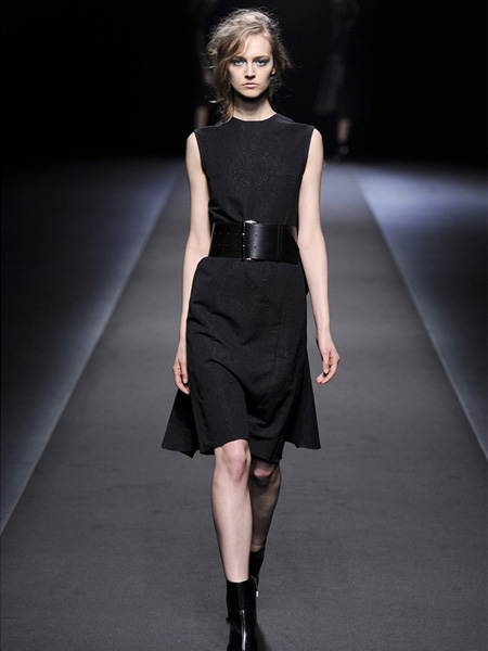 绕音女装品牌2020春夏圆领皮带收腰黑色连衣裙
