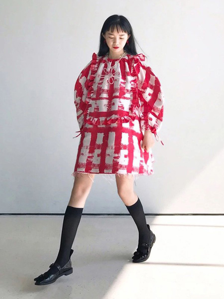 薄物女装品牌2020春夏大红色格纹连衣裙宽松