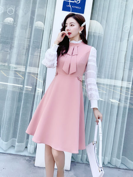 芊伊朵女装品牌2020秋季粉色蝴蝶结连衣裙长袖