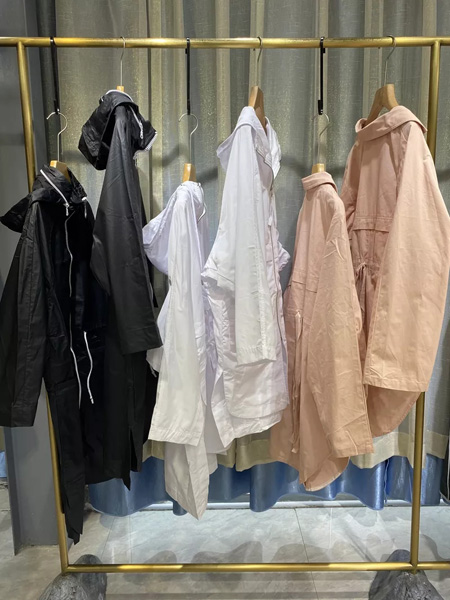 依兰慕语女装品牌2020秋冬白色薄款外套