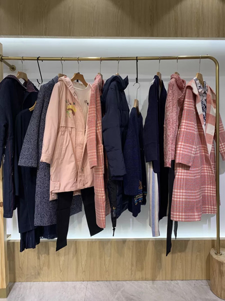 依兰慕语女装品牌2020秋冬大格纹粉色中长款外套