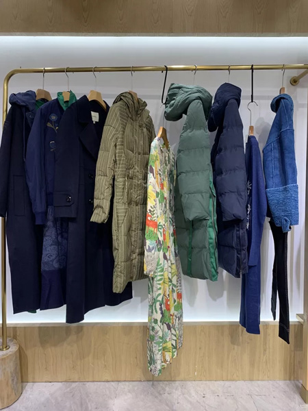 依兰慕语女装品牌2020秋冬青色保暖外套