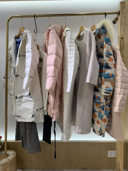 依兰慕语女装品牌2020秋冬白色中长款外套