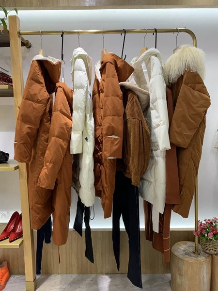 依兰慕语女装品牌2020秋冬咖色保暖外套