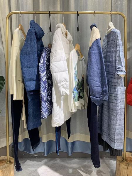 依兰慕语女装品牌2020秋冬蓝色保暖外套