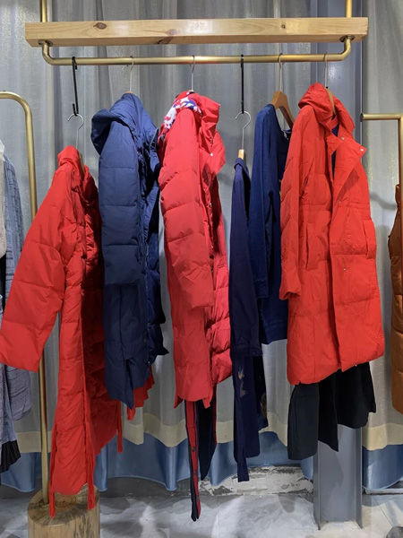 依兰慕语女装品牌2020秋冬大红色连帽中长款外套