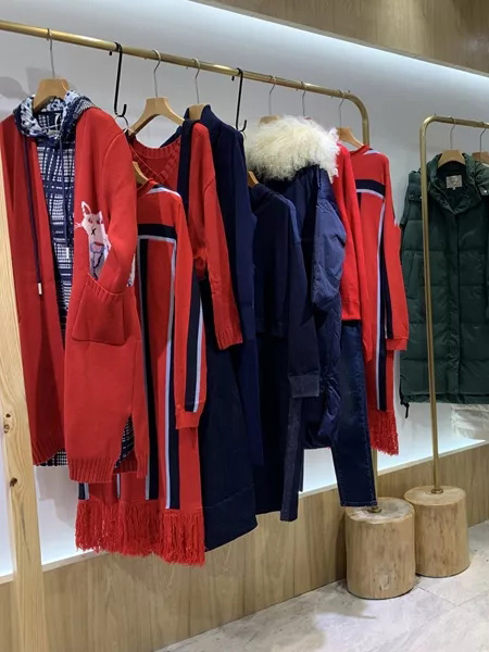 依兰慕语女装品牌2020秋冬红色中长款卫衣