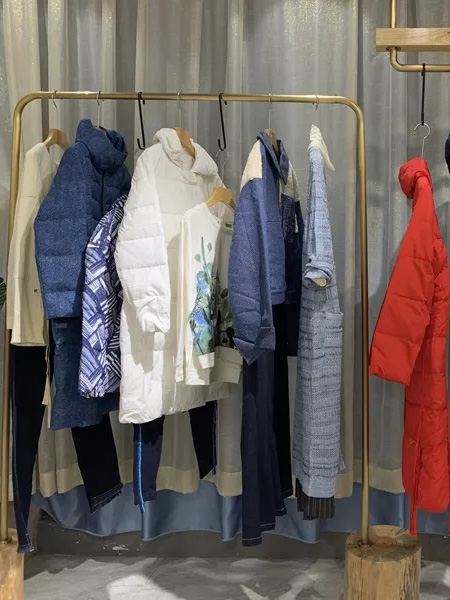 依兰慕语女装品牌2020秋冬白色保暖外套