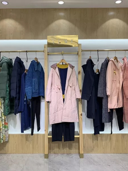 依兰慕语女装品牌2020秋冬粉色中长款外套