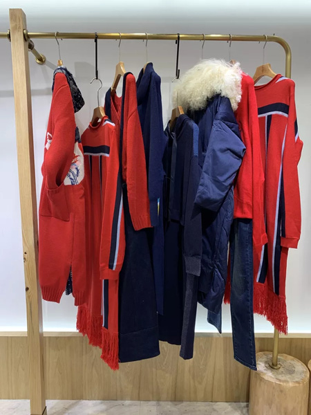 依兰慕语女装品牌2020秋冬藏蓝色保暖外套