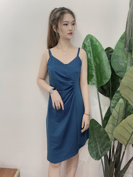 秐端女装品牌2020秋季吊带蓝色连衣裙