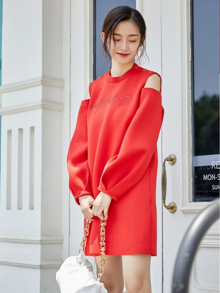 伊袖女装品牌2020秋季露肩红色连衣裙