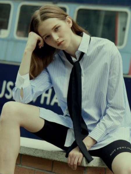 狩妖女装品牌2020秋季浅蓝色竖纹衬衫黑色领带