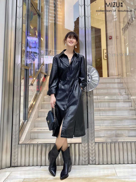 米祖女装品牌2020秋季皮面黑色连衣裙