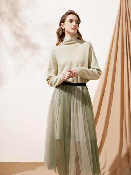 CHICHY女装品牌2020秋冬季米色高领浅绿色针织衫