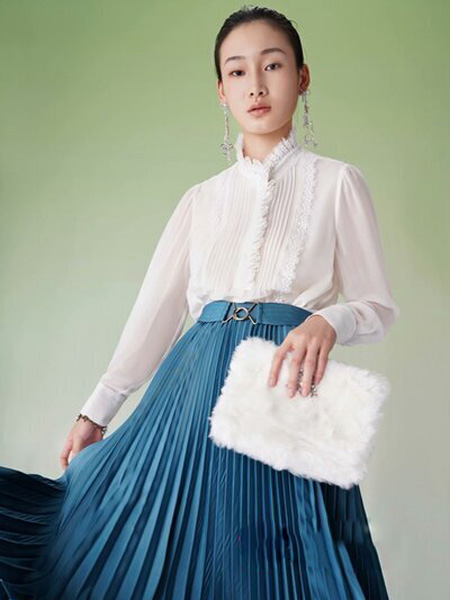 彩知丽CZHLE女装品牌2020秋季长袖白色衬衫蓝色半身裙