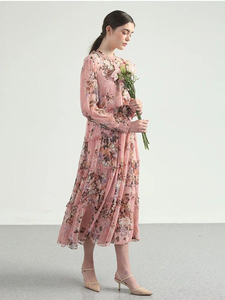 红魔方女装品牌2020秋季粉色长袖连衣裙