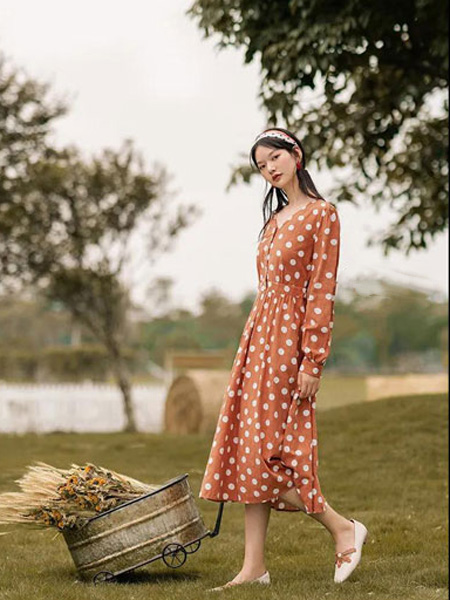 茵曼女装品牌2020秋冬红色斑点连衣裙