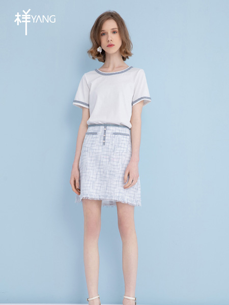 YANG女装品牌2020秋季白色休闲上衣淡蓝色短裙