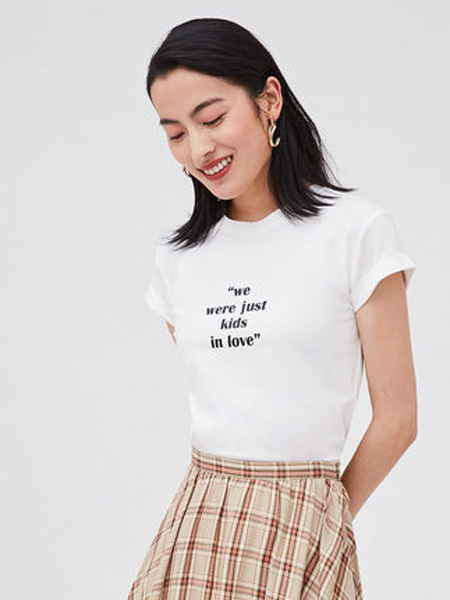 纳薇naivee女装品牌2020春夏naivee纳薇2020夏季新款白色基础款圆领短袖字母印花T恤