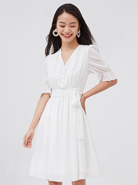 纳薇naivee女装品牌2020春夏naivee纳薇2020夏季新款法式复古V领泡泡袖短袖白色收腰连衣裙