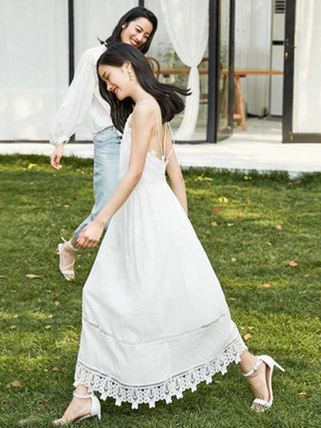 纳薇naivee女装品牌2020春夏naivee纳薇2020夏季新款法式度假性感刺绣蕾丝吊带露背白色连衣裙