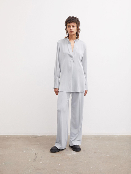 By Malene Birger玛莱娜·比格尔设计女装品牌2020秋季淡蓝色休闲上衣
