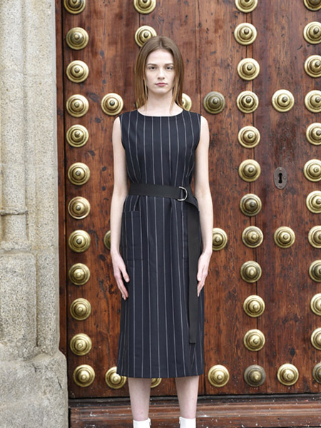 AVA MOLLI女装品牌2020秋季黑色无袖条纹连衣裙