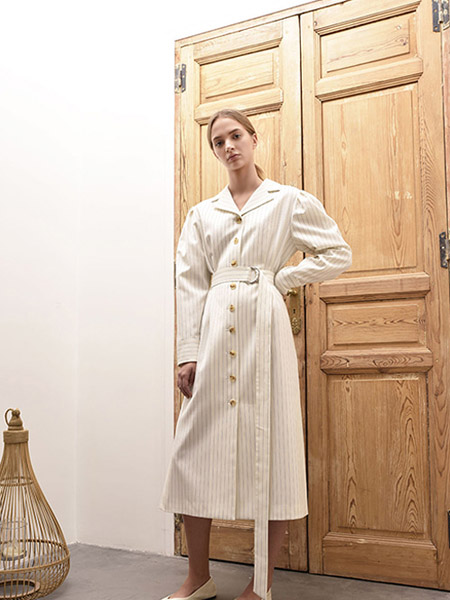 AVA MOLLI女装品牌2020秋季白色条纹连衣裙