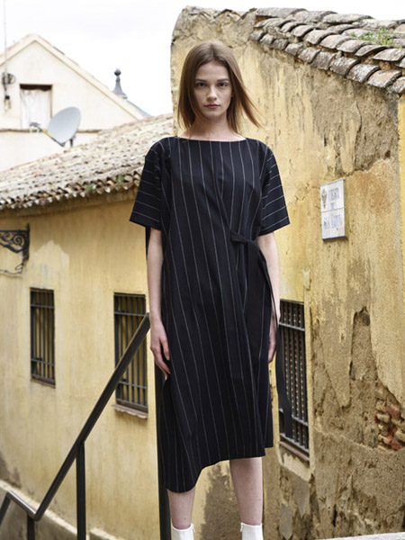 AVA MOLLI女装品牌2020秋季黑色条纹连衣裙