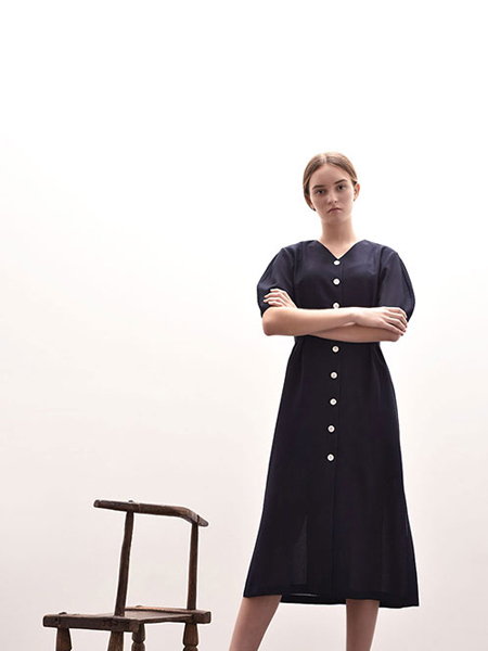 AVA MOLLI女装品牌2020秋季黑色休闲连衣裙