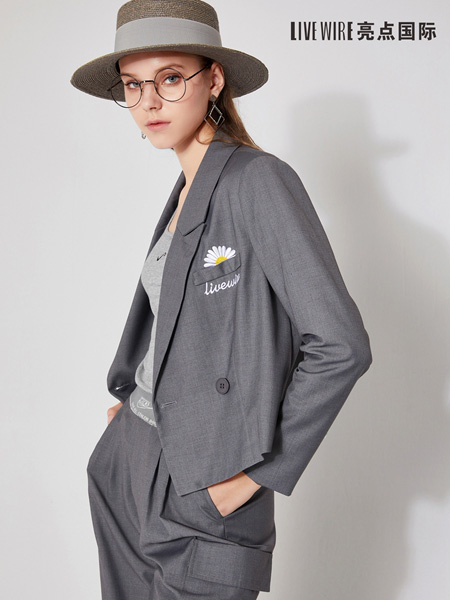 女装品牌2020秋季灰色印花外套