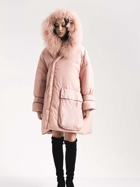 阿莱贝琳女装品牌2020秋冬粉色带帽羽绒服