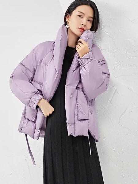 对白女装品牌2020秋冬紫色休闲羽绒服