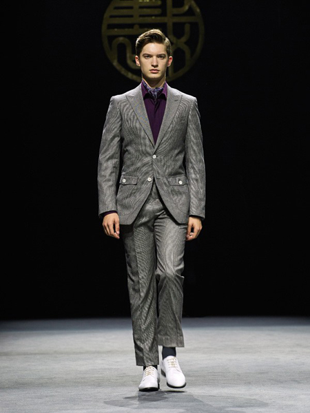 裁圣男装品牌2020秋季灰色条纹西装套装