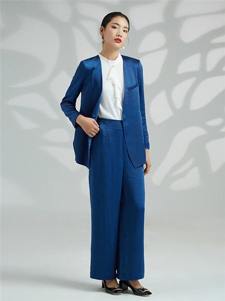 粉蓝时尚女装品牌2020秋季蓝色时尚套装