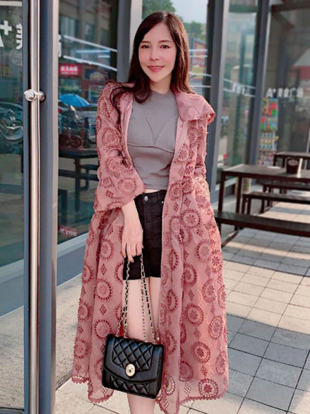 朵拉薇拉女装品牌2020秋季印花长款外套