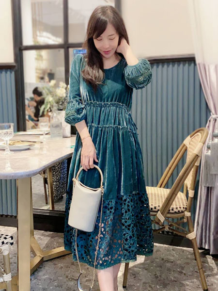 朵拉薇拉女装品牌2020秋季青色镂空连衣裙