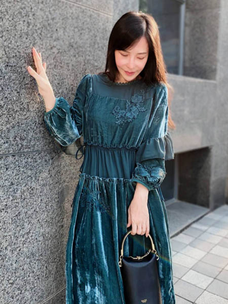朵拉薇拉女装品牌2020秋季个性蓝色连衣裙