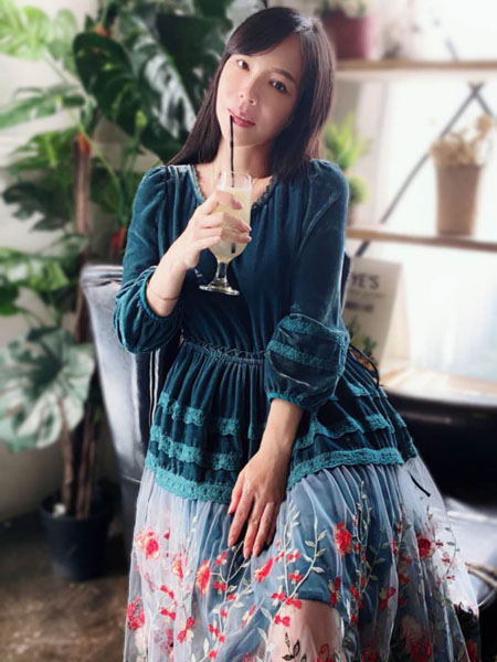 朵拉薇拉女装品牌2020秋季蓝色时尚连衣裙