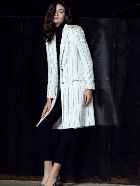 维斯提诺女装品牌2020秋季白色长款外套