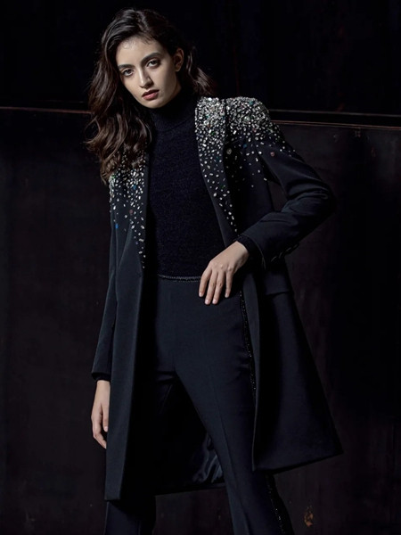 维斯提诺女装品牌2020秋季雪花黑色外套