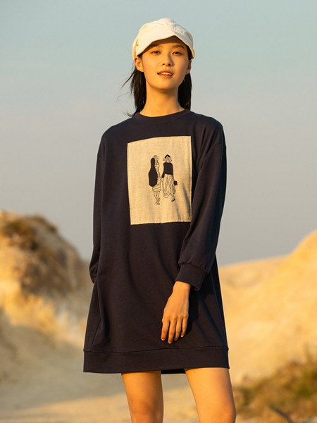 堓上女装品牌2020秋季慵懒风长袖T恤