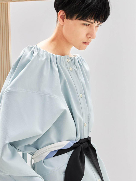 茧构女装品牌2020秋季圆领束腰蓝色衬衫