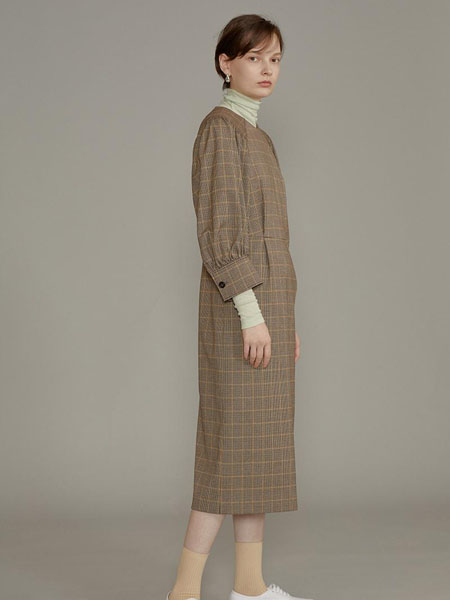 茧构女装品牌2020秋季褐色格子连衣裙
